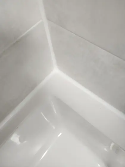 욕조 실리콘 들뜸 보수 — 다시 채운 모서리 실리콘