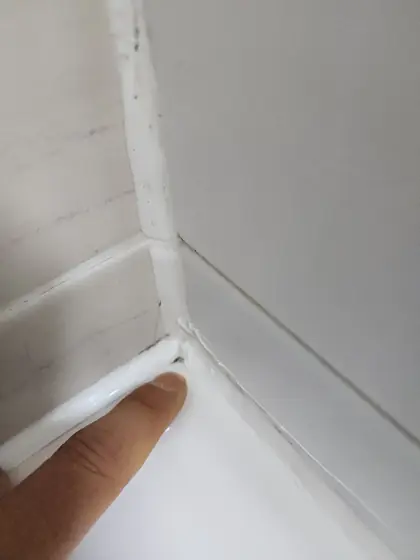 화장실 욕조 실리콘 재시공 — 욕조 모서리 기존 실리콘