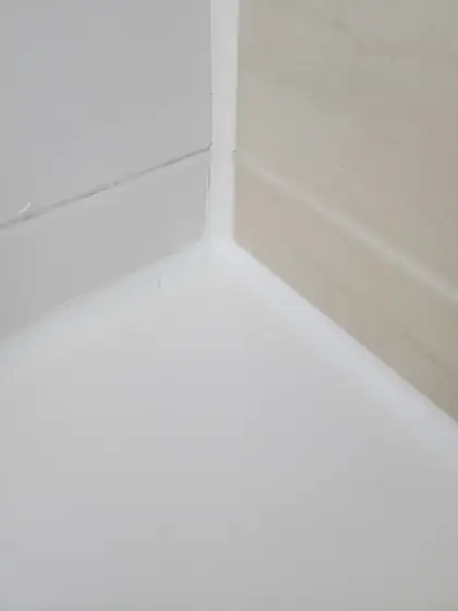 화장실 욕조 실리콘 재시공 — 새로 채운 모서리 실리콘