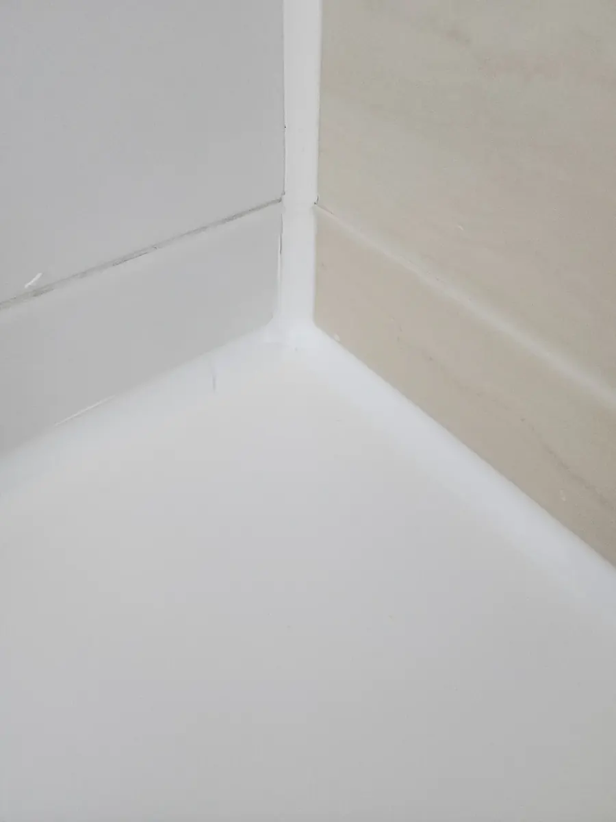 화장실 욕조 실리콘 재시공 — 새로 채운 모서리 실리콘